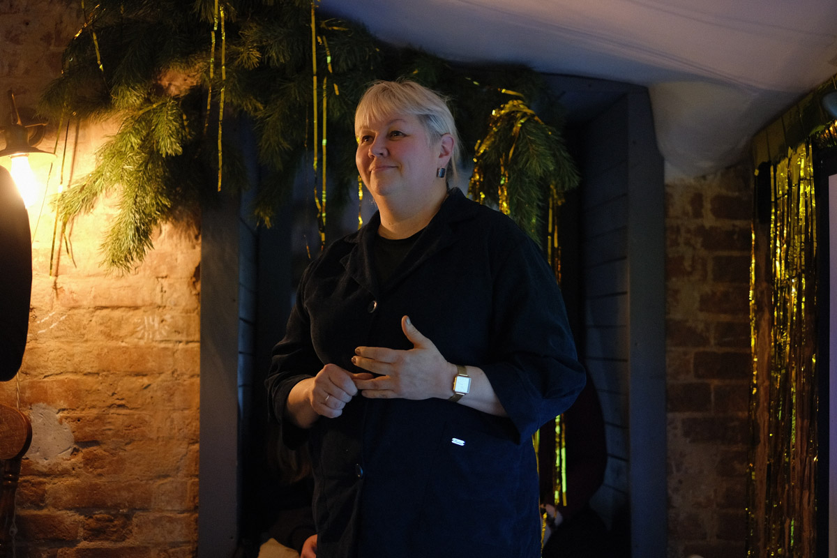 Формула «просто о сложном» актуальна как никогда. Люди сильнее тянутся к знаниям, если преподносить их в неформальной обстановке и доступным языком. Именно этим и занимались краеведы в стенах «Флигеля» на встрече «Один артефакт: истории о приключениях вещей».