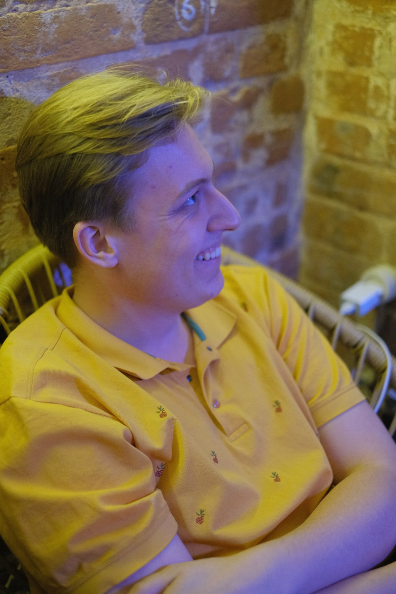 Формула «просто о сложном» актуальна как никогда. Люди сильнее тянутся к знаниям, если преподносить их в неформальной обстановке и доступным языком. Именно этим и занимались краеведы в стенах «Флигеля» на встрече «Один артефакт: истории о приключениях вещей».