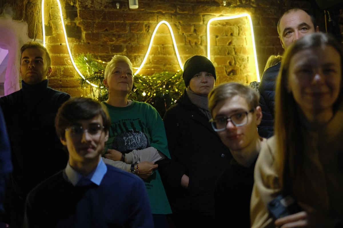 Формула «просто о сложном» актуальна как никогда. Люди сильнее тянутся к знаниям, если преподносить их в неформальной обстановке и доступным языком. Именно этим и занимались краеведы в стенах «Флигеля» на встрече «Один артефакт: истории о приключениях вещей».