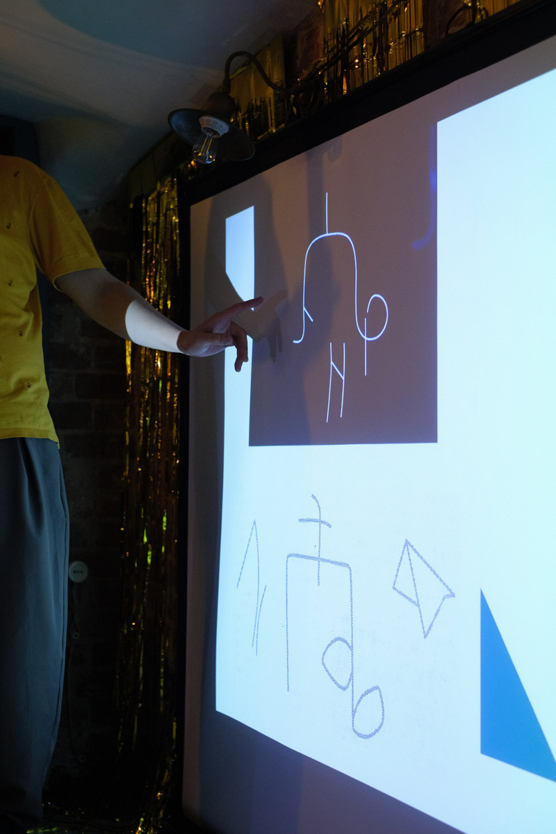 Формула «просто о сложном» актуальна как никогда. Люди сильнее тянутся к знаниям, если преподносить их в неформальной обстановке и доступным языком. Именно этим и занимались краеведы в стенах «Флигеля» на встрече «Один артефакт: истории о приключениях вещей».