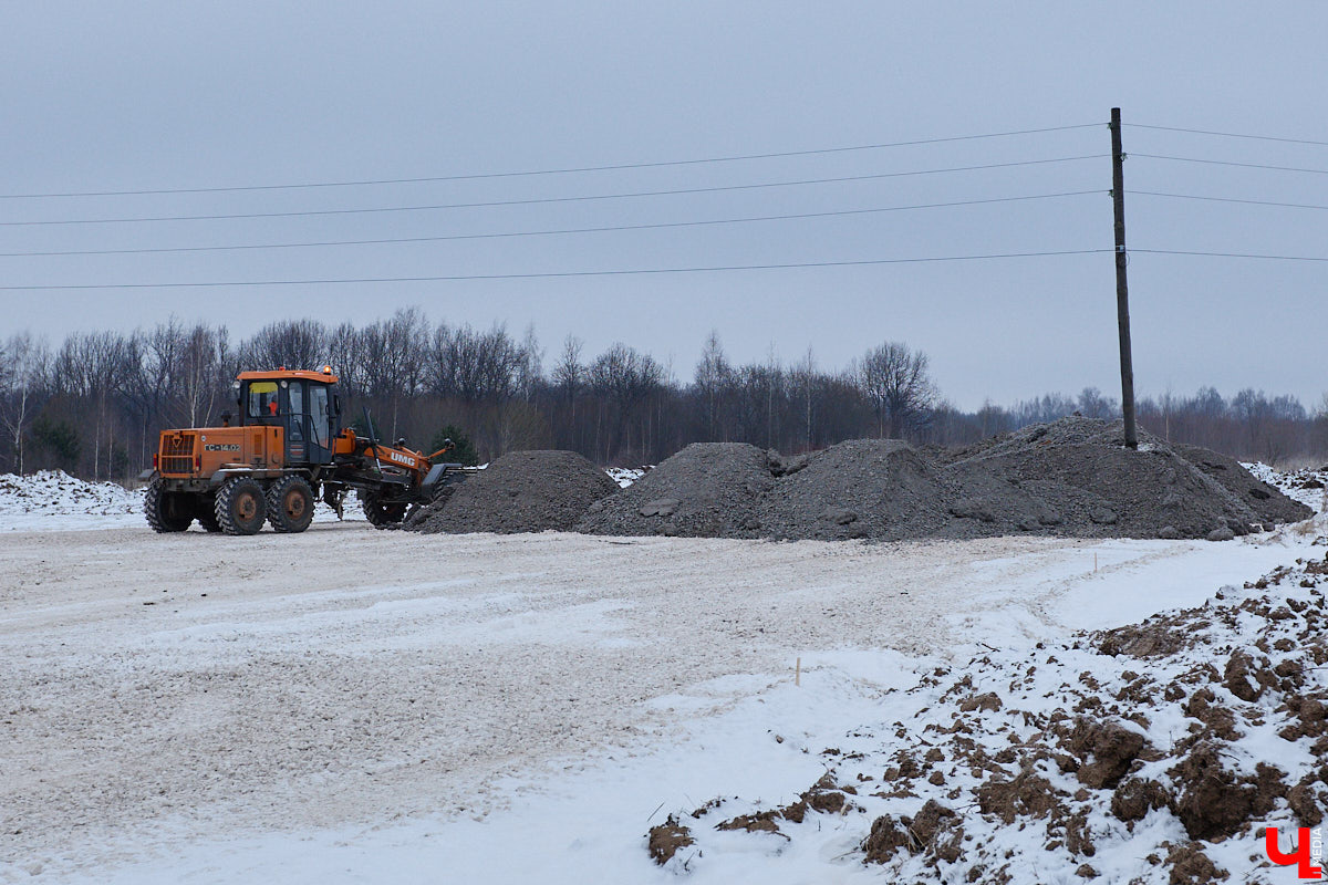 Несмотря на зиму, в регионе продолжают строить дороги. На этот раз работы стартовали на 4-километровом отрезке между деревней Загорье и селом Мосино. Уже в следующем году трасса соединит микрорайон Юрьевец с Юрьев-Польским шоссе. Как проходит возведение новой перемычки — узнали из первых уст. А заодно поинтересовались и другими новостями транспортной сферы. Любопытно? Тогда поехали!