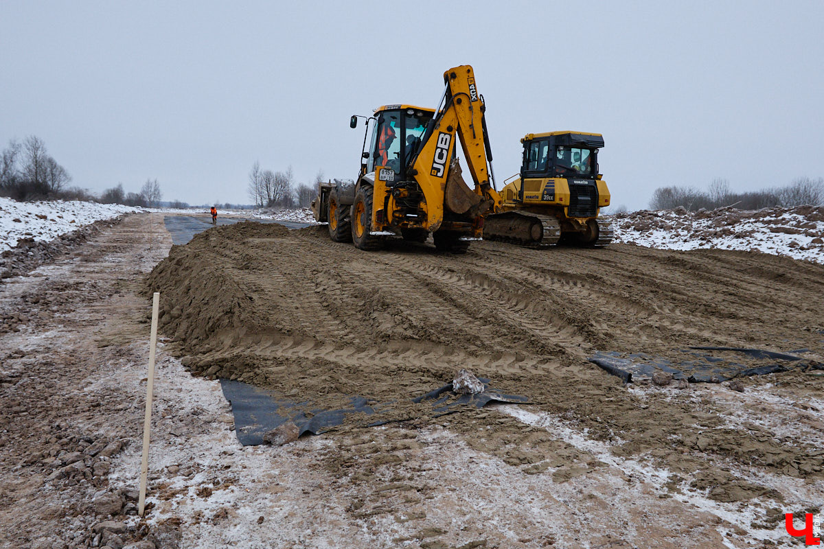 Несмотря на зиму, в регионе продолжают строить дороги. На этот раз работы стартовали на 4-километровом отрезке между деревней Загорье и селом Мосино. Уже в следующем году трасса соединит микрорайон Юрьевец с Юрьев-Польским шоссе. Как проходит возведение новой перемычки — узнали из первых уст. А заодно поинтересовались и другими новостями транспортной сферы. Любопытно? Тогда поехали!
