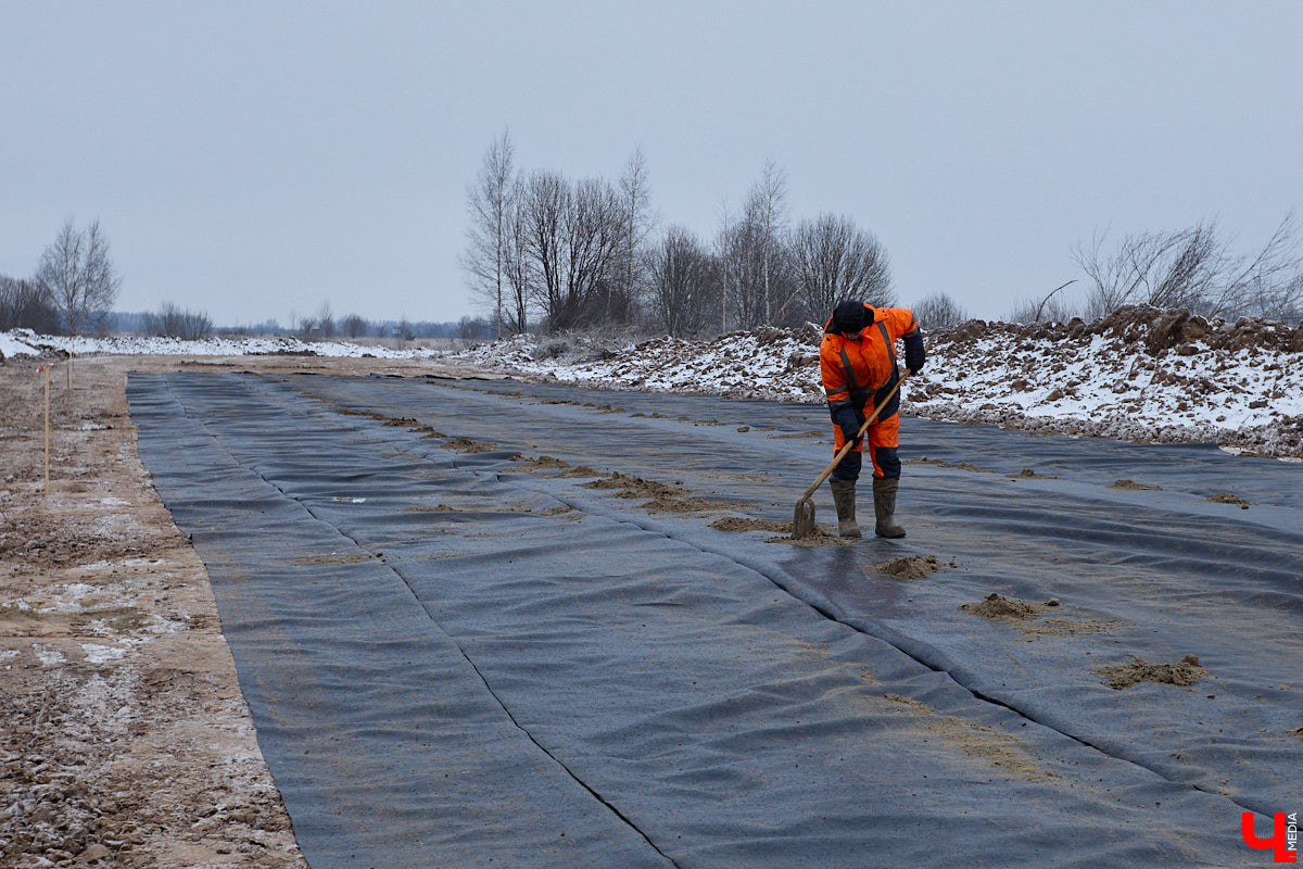 Несмотря на зиму, в регионе продолжают строить дороги. На этот раз работы стартовали на 4-километровом отрезке между деревней Загорье и селом Мосино. Уже в следующем году трасса соединит микрорайон Юрьевец с Юрьев-Польским шоссе. Как проходит возведение новой перемычки — узнали из первых уст. А заодно поинтересовались и другими новостями транспортной сферы. Любопытно? Тогда поехали!