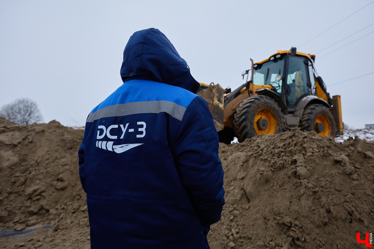 Несмотря на зиму, в регионе продолжают строить дороги. На этот раз работы стартовали на 4-километровом отрезке между деревней Загорье и селом Мосино. Уже в следующем году трасса соединит микрорайон Юрьевец с Юрьев-Польским шоссе. Как проходит возведение новой перемычки — узнали из первых уст. А заодно поинтересовались и другими новостями транспортной сферы. Любопытно? Тогда поехали!