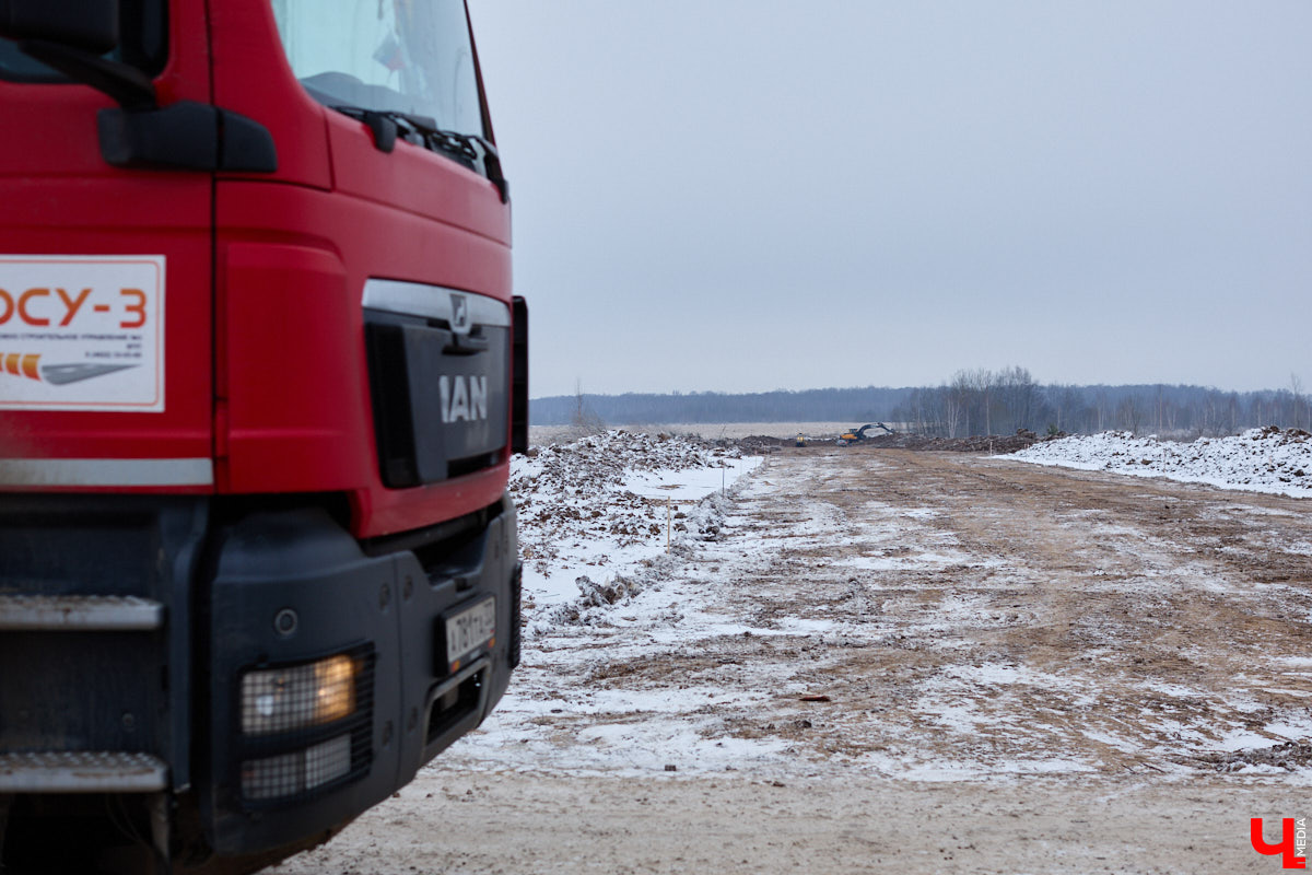 Несмотря на зиму, в регионе продолжают строить дороги. На этот раз работы стартовали на 4-километровом отрезке между деревней Загорье и селом Мосино. Уже в следующем году трасса соединит микрорайон Юрьевец с Юрьев-Польским шоссе. Как проходит возведение новой перемычки — узнали из первых уст. А заодно поинтересовались и другими новостями транспортной сферы. Любопытно? Тогда поехали!
