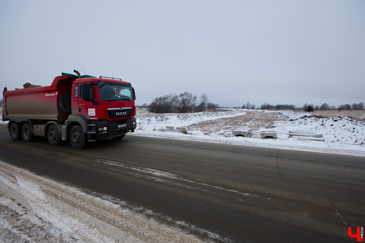 Несмотря на зиму, в регионе продолжают строить дороги. На этот раз работы стартовали на 4-километровом отрезке между деревней Загорье и селом Мосино. Уже в следующем году трасса соединит микрорайон Юрьевец с Юрьев-Польским шоссе. Как проходит возведение новой перемычки — узнали из первых уст. А заодно поинтересовались и другими новостями транспортной сферы. Любопытно? Тогда поехали!