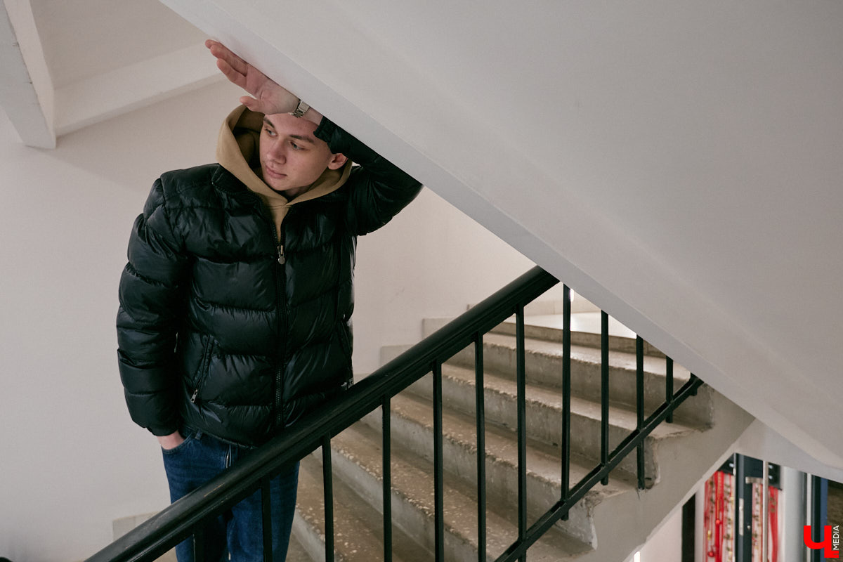 Писать музыку — дело непростое. Об этом не понаслышке знает 17-летний Илья Иванов под никнеймом ISCAM. Парень увлекается рэпом, но читает не на привычные всем темы, а говорит про здоровый образ жизни и немного про любовь. Ну куда же в хип-хопе без этого?