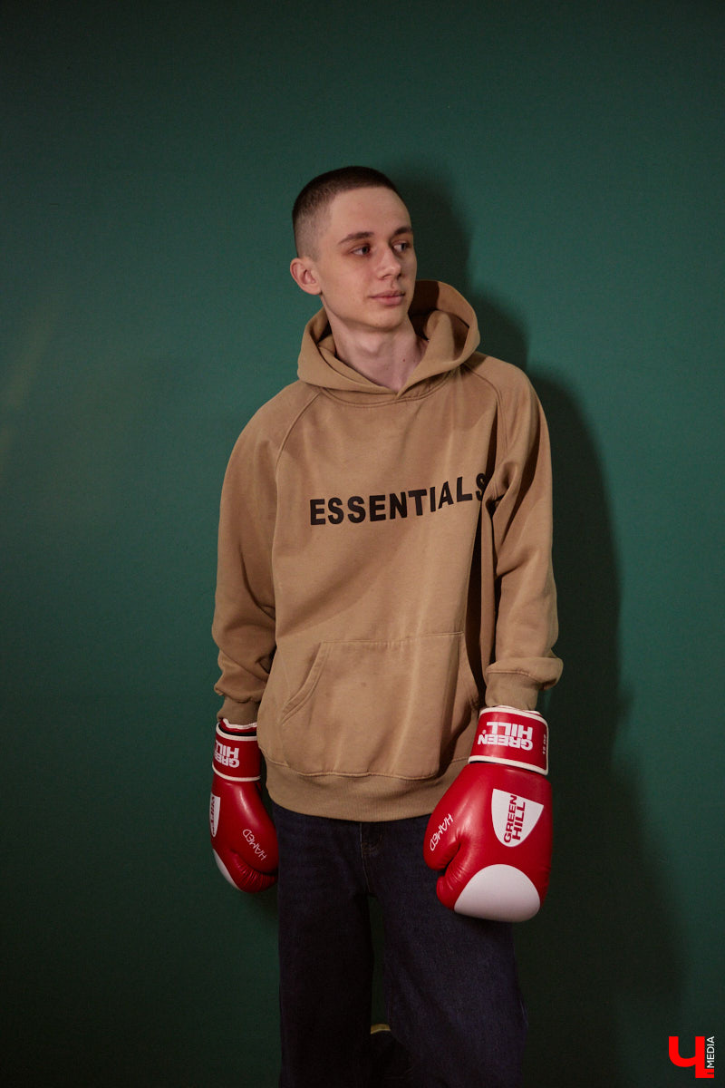 Писать музыку — дело непростое. Об этом не понаслышке знает 17-летний Илья Иванов под никнеймом ISCAM. Парень увлекается рэпом, но читает не на привычные всем темы, а говорит про здоровый образ жизни и немного про любовь. Ну куда же в хип-хопе без этого?