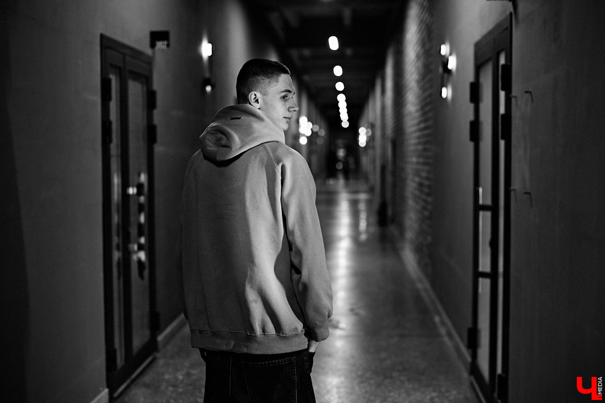 Писать музыку — дело непростое. Об этом не понаслышке знает 17-летний Илья Иванов под никнеймом ISCAM. Парень увлекается рэпом, но читает не на привычные всем темы, а говорит про здоровый образ жизни и немного про любовь. Ну куда же в хип-хопе без этого?