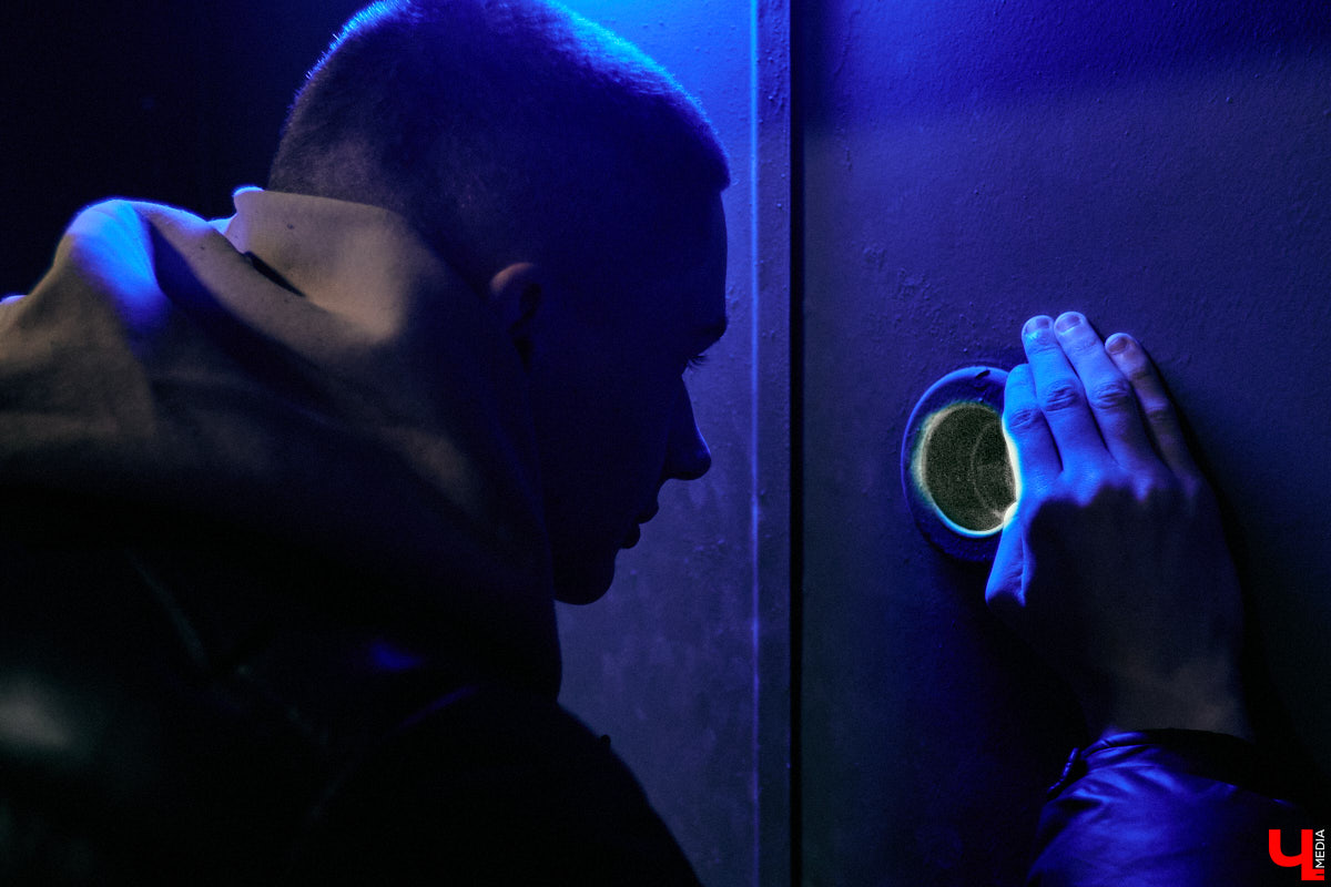 Писать музыку — дело непростое. Об этом не понаслышке знает 17-летний Илья Иванов под никнеймом ISCAM. Парень увлекается рэпом, но читает не на привычные всем темы, а говорит про здоровый образ жизни и немного про любовь. Ну куда же в хип-хопе без этого?