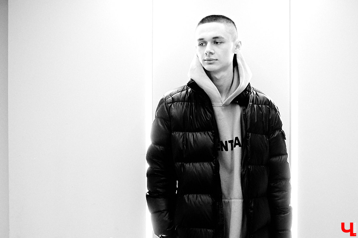 Писать музыку — дело непростое. Об этом не понаслышке знает 17-летний Илья Иванов под никнеймом ISCAM. Парень увлекается рэпом, но читает не на привычные всем темы, а говорит про здоровый образ жизни и немного про любовь. Ну куда же в хип-хопе без этого?