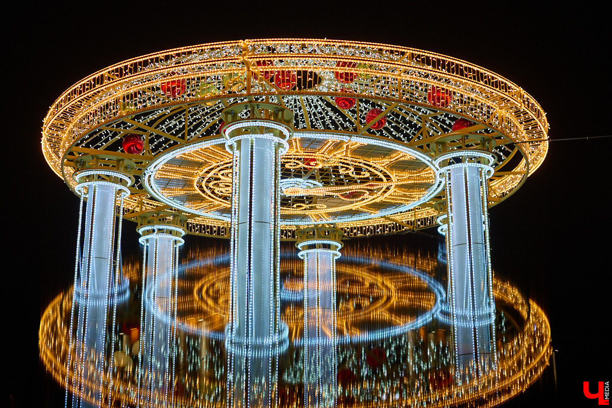 Раз, два, три, ёлочка, гори! Дождались. Главное новогоднее дерево Владимира не без проблем и проволочек, но наконец-то зажглось. На Соборной площади установили светомузыкальную конструкцию с огромным сияющим шатром. Какими еще новинками радует столица 33-го региона накануне зимних торжеств?