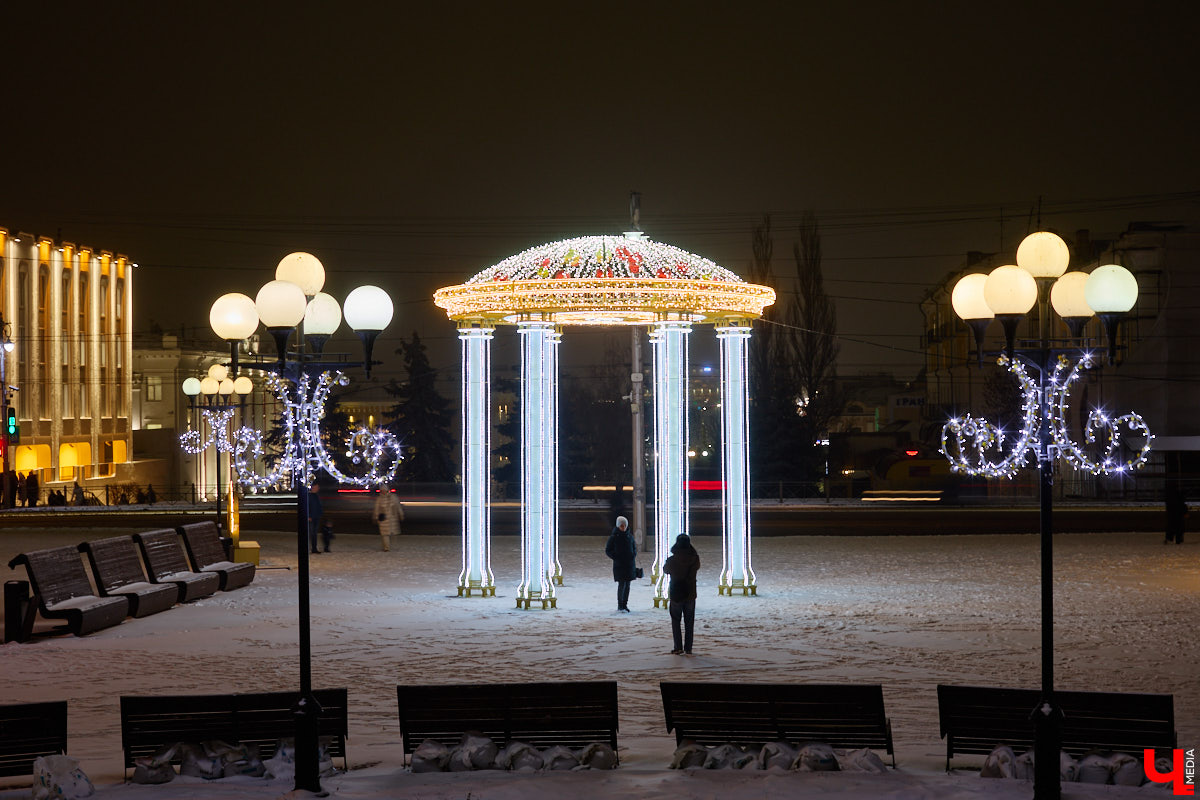 Раз, два, три, ёлочка, гори! Дождались. Главное новогоднее дерево Владимира не без проблем и проволочек, но наконец-то зажглось. На Соборной площади установили светомузыкальную конструкцию с огромным сияющим шатром. Какими еще новинками радует столица 33-го региона накануне зимних торжеств?