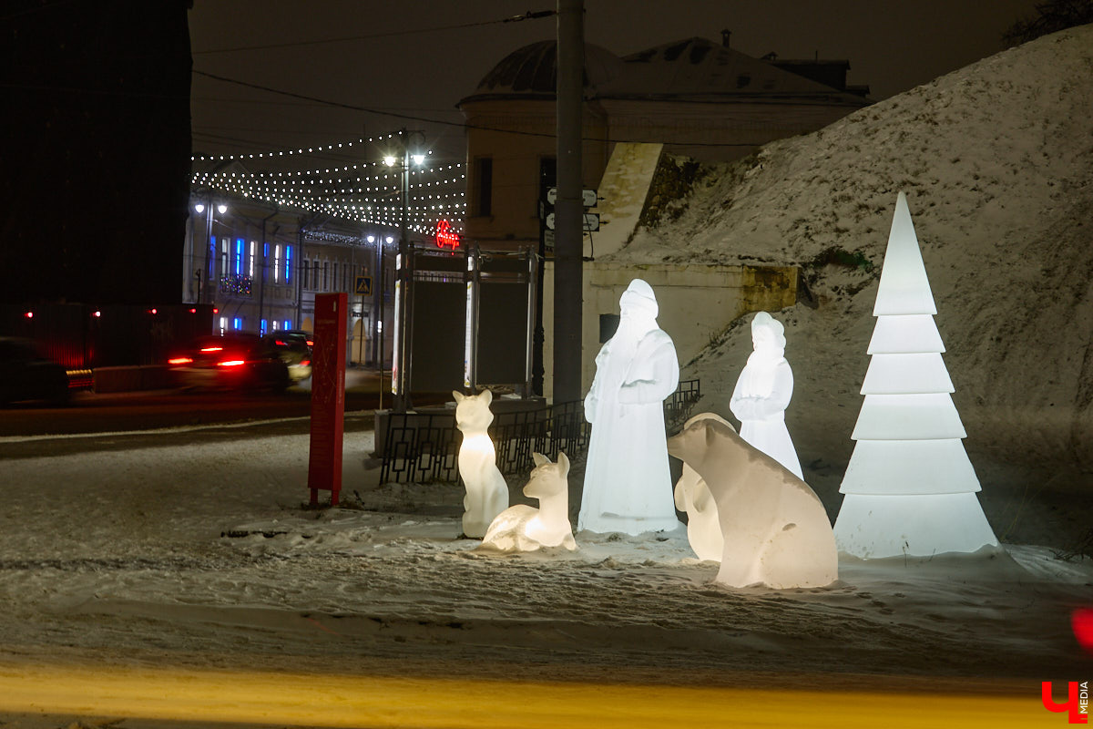 Раз, два, три, ёлочка, гори! Дождались. Главное новогоднее дерево Владимира не без проблем и проволочек, но наконец-то зажглось. На Соборной площади установили светомузыкальную конструкцию с огромным сияющим шатром. Какими еще новинками радует столица 33-го региона накануне зимних торжеств?