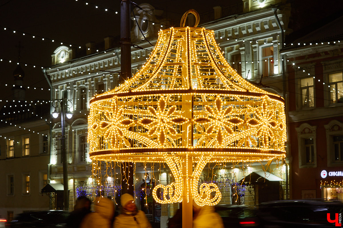 Раз, два, три, ёлочка, гори! Дождались. Главное новогоднее дерево Владимира не без проблем и проволочек, но наконец-то зажглось. На Соборной площади установили светомузыкальную конструкцию с огромным сияющим шатром. Какими еще новинками радует столица 33-го региона накануне зимних торжеств?