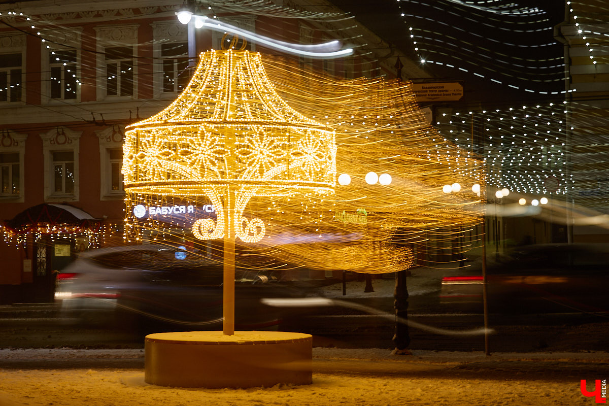 Раз, два, три, ёлочка, гори! Дождались. Главное новогоднее дерево Владимира не без проблем и проволочек, но наконец-то зажглось. На Соборной площади установили светомузыкальную конструкцию с огромным сияющим шатром. Какими еще новинками радует столица 33-го региона накануне зимних торжеств?