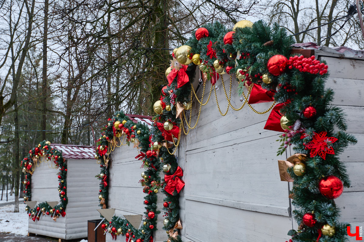 Раз, два, три, ёлочка, гори! Дождались. Главное новогоднее дерево Владимира не без проблем и проволочек, но наконец-то зажглось. На Соборной площади установили светомузыкальную конструкцию с огромным сияющим шатром. Какими еще новинками радует столица 33-го региона накануне зимних торжеств?