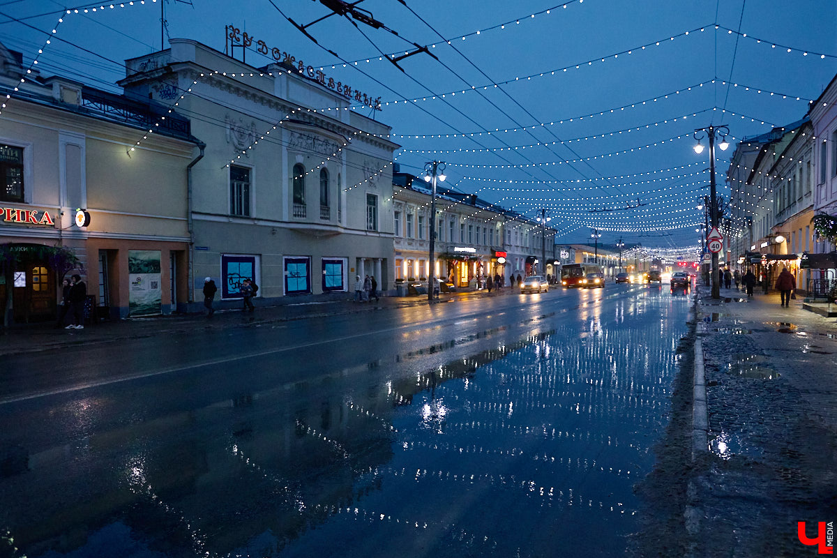 Раз, два, три, ёлочка, гори! Дождались. Главное новогоднее дерево Владимира не без проблем и проволочек, но наконец-то зажглось. На Соборной площади установили светомузыкальную конструкцию с огромным сияющим шатром. Какими еще новинками радует столица 33-го региона накануне зимних торжеств?