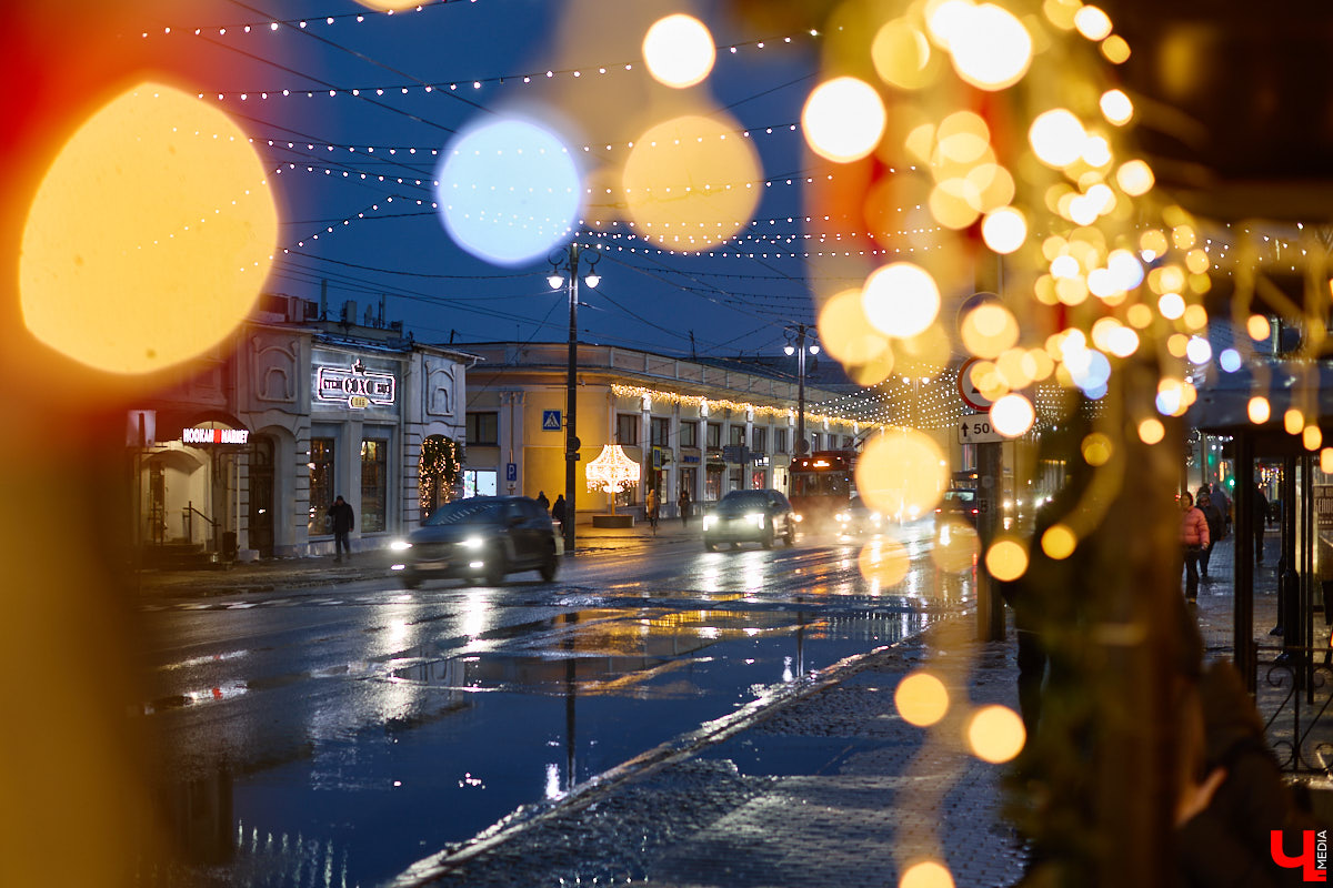 Раз, два, три, ёлочка, гори! Дождались. Главное новогоднее дерево Владимира не без проблем и проволочек, но наконец-то зажглось. На Соборной площади установили светомузыкальную конструкцию с огромным сияющим шатром. Какими еще новинками радует столица 33-го региона накануне зимних торжеств?
