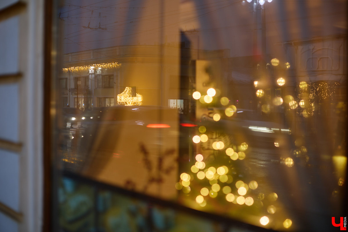 Раз, два, три, ёлочка, гори! Дождались. Главное новогоднее дерево Владимира не без проблем и проволочек, но наконец-то зажглось. На Соборной площади установили светомузыкальную конструкцию с огромным сияющим шатром. Какими еще новинками радует столица 33-го региона накануне зимних торжеств?