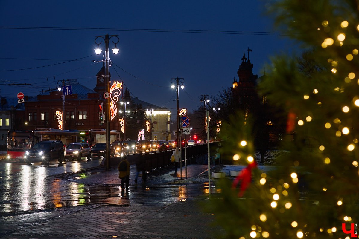 Раз, два, три, ёлочка, гори! Дождались. Главное новогоднее дерево Владимира не без проблем и проволочек, но наконец-то зажглось. На Соборной площади установили светомузыкальную конструкцию с огромным сияющим шатром. Какими еще новинками радует столица 33-го региона накануне зимних торжеств?