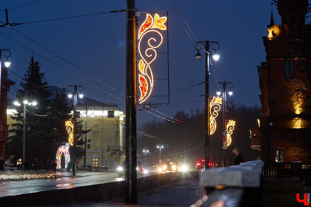 Раз, два, три, ёлочка, гори! Дождались. Главное новогоднее дерево Владимира не без проблем и проволочек, но наконец-то зажглось. На Соборной площади установили светомузыкальную конструкцию с огромным сияющим шатром. Какими еще новинками радует столица 33-го региона накануне зимних торжеств?