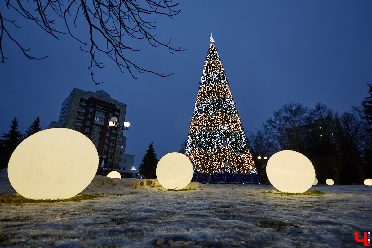 Раз, два, три, ёлочка, гори! Дождались. Главное новогоднее дерево Владимира не без проблем и проволочек, но наконец-то зажглось. На Соборной площади установили светомузыкальную конструкцию с огромным сияющим шатром. Какими еще новинками радует столица 33-го региона накануне зимних торжеств?