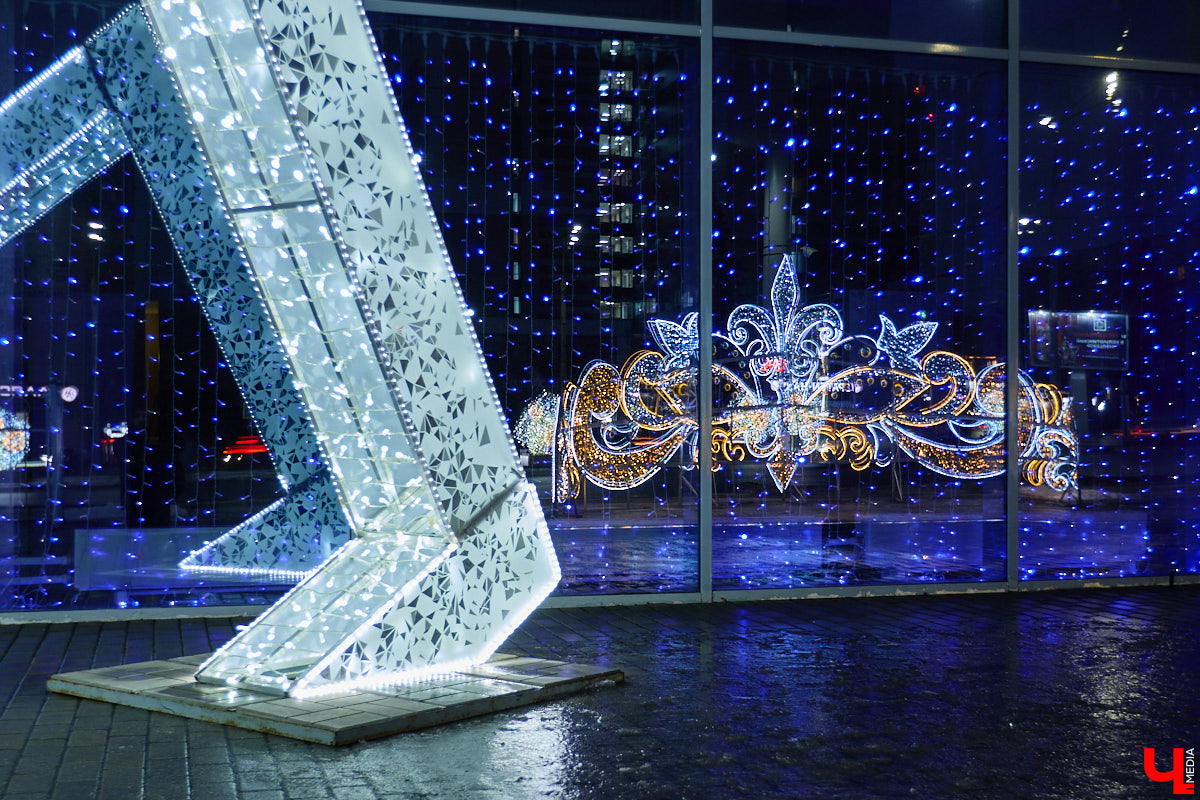 Раз, два, три, ёлочка, гори! Дождались. Главное новогоднее дерево Владимира не без проблем и проволочек, но наконец-то зажглось. На Соборной площади установили светомузыкальную конструкцию с огромным сияющим шатром. Какими еще новинками радует столица 33-го региона накануне зимних торжеств?