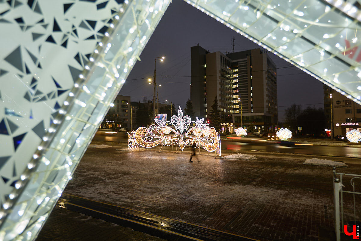 Раз, два, три, ёлочка, гори! Дождались. Главное новогоднее дерево Владимира не без проблем и проволочек, но наконец-то зажглось. На Соборной площади установили светомузыкальную конструкцию с огромным сияющим шатром. Какими еще новинками радует столица 33-го региона накануне зимних торжеств?