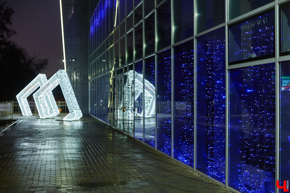 Раз, два, три, ёлочка, гори! Дождались. Главное новогоднее дерево Владимира не без проблем и проволочек, но наконец-то зажглось. На Соборной площади установили светомузыкальную конструкцию с огромным сияющим шатром. Какими еще новинками радует столица 33-го региона накануне зимних торжеств?