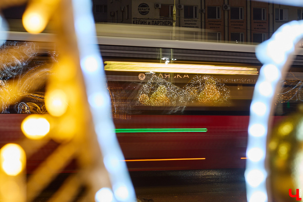 Раз, два, три, ёлочка, гори! Дождались. Главное новогоднее дерево Владимира не без проблем и проволочек, но наконец-то зажглось. На Соборной площади установили светомузыкальную конструкцию с огромным сияющим шатром. Какими еще новинками радует столица 33-го региона накануне зимних торжеств?