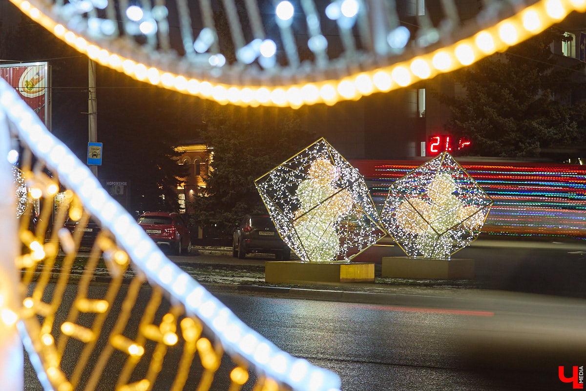 Раз, два, три, ёлочка, гори! Дождались. Главное новогоднее дерево Владимира не без проблем и проволочек, но наконец-то зажглось. На Соборной площади установили светомузыкальную конструкцию с огромным сияющим шатром. Какими еще новинками радует столица 33-го региона накануне зимних торжеств?
