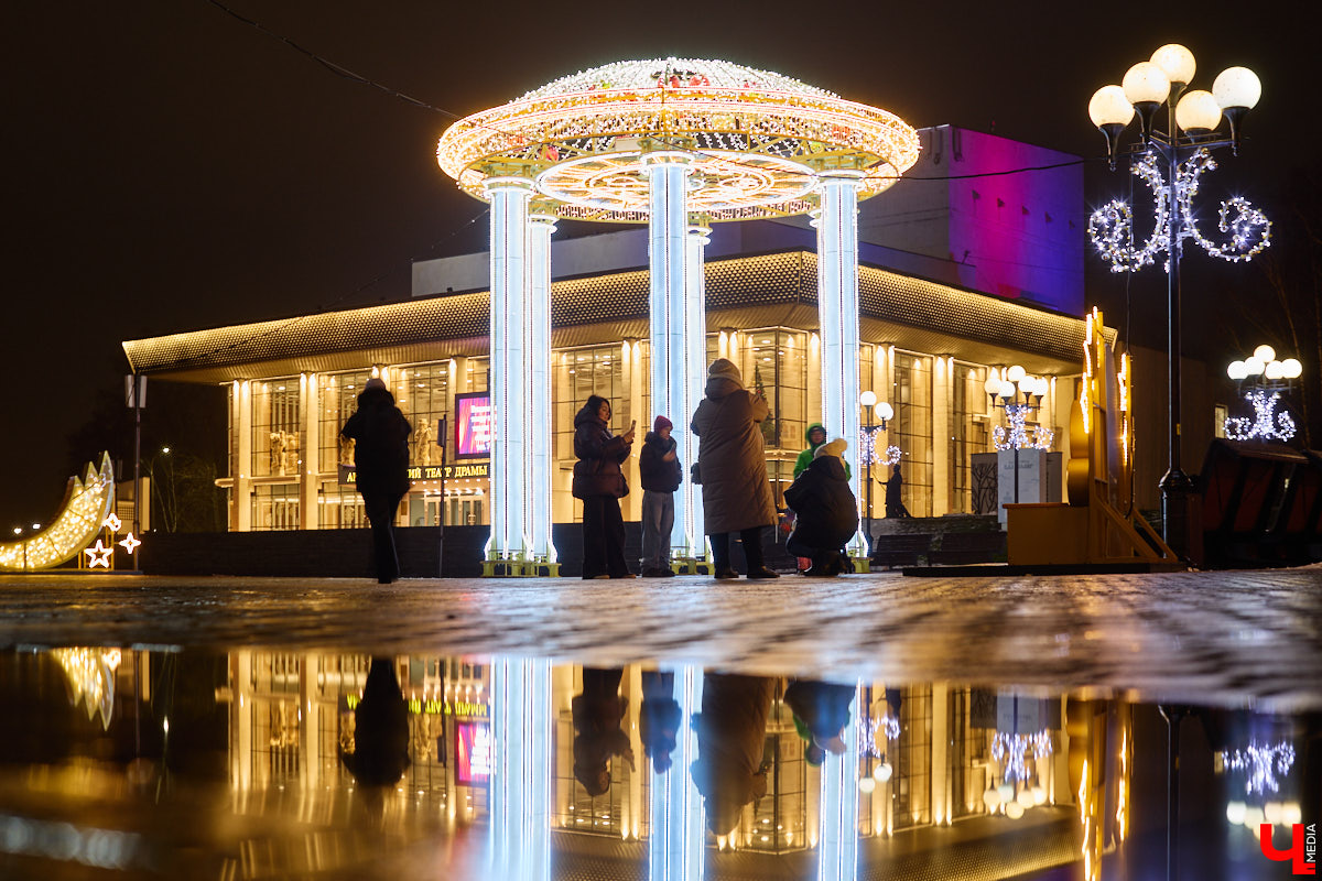 Раз, два, три, ёлочка, гори! Дождались. Главное новогоднее дерево Владимира не без проблем и проволочек, но наконец-то зажглось. На Соборной площади установили светомузыкальную конструкцию с огромным сияющим шатром. Какими еще новинками радует столица 33-го региона накануне зимних торжеств?