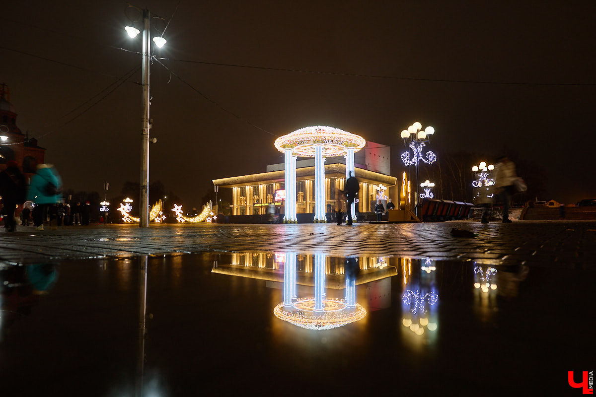 Раз, два, три, ёлочка, гори! Дождались. Главное новогоднее дерево Владимира не без проблем и проволочек, но наконец-то зажглось. На Соборной площади установили светомузыкальную конструкцию с огромным сияющим шатром. Какими еще новинками радует столица 33-го региона накануне зимних торжеств?