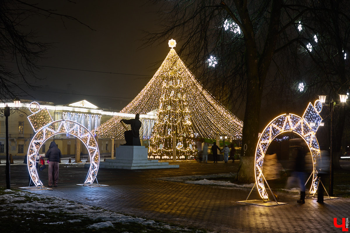 Раз, два, три, ёлочка, гори! Дождались. Главное новогоднее дерево Владимира не без проблем и проволочек, но наконец-то зажглось. На Соборной площади установили светомузыкальную конструкцию с огромным сияющим шатром. Какими еще новинками радует столица 33-го региона накануне зимних торжеств?