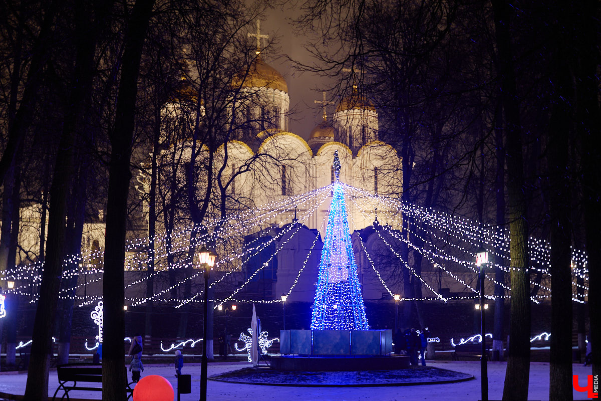 Раз, два, три, ёлочка, гори! Дождались. Главное новогоднее дерево Владимира не без проблем и проволочек, но наконец-то зажглось. На Соборной площади установили светомузыкальную конструкцию с огромным сияющим шатром. Какими еще новинками радует столица 33-го региона накануне зимних торжеств?
