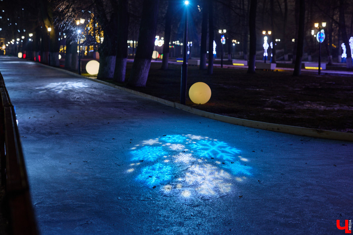 Раз, два, три, ёлочка, гори! Дождались. Главное новогоднее дерево Владимира не без проблем и проволочек, но наконец-то зажглось. На Соборной площади установили светомузыкальную конструкцию с огромным сияющим шатром. Какими еще новинками радует столица 33-го региона накануне зимних торжеств?