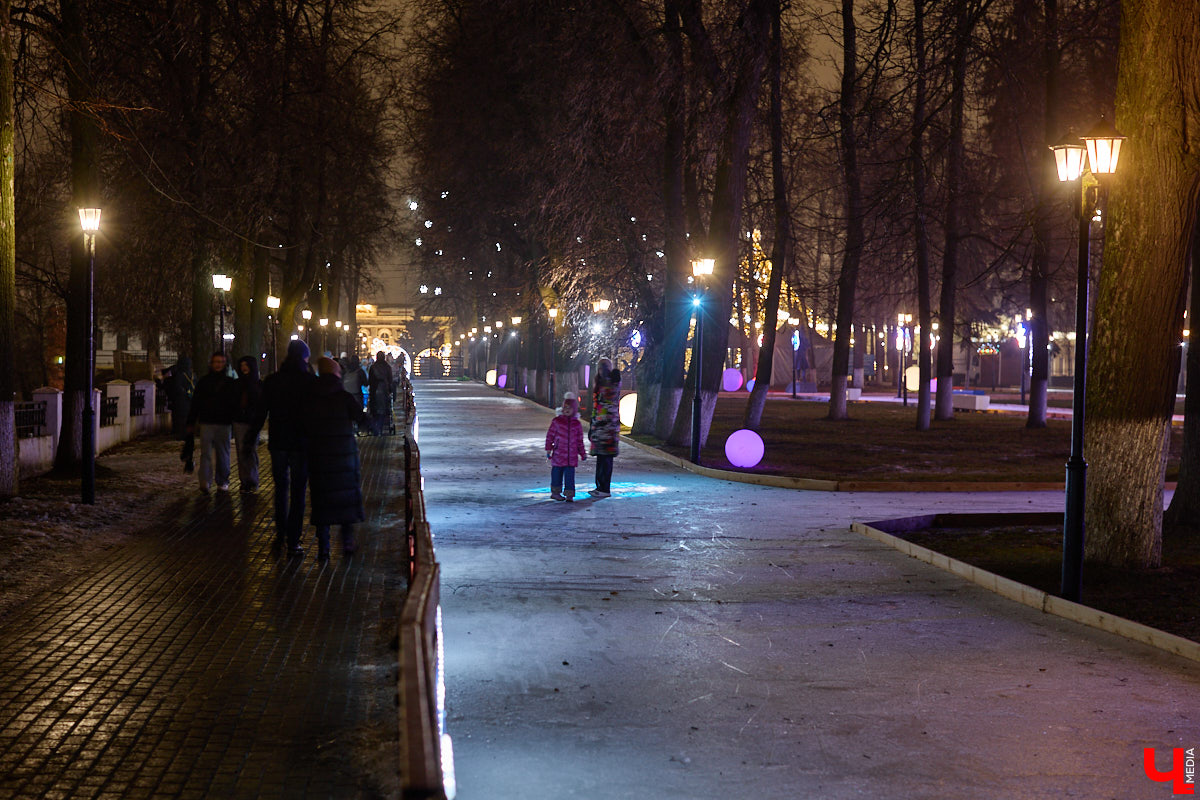 Раз, два, три, ёлочка, гори! Дождались. Главное новогоднее дерево Владимира не без проблем и проволочек, но наконец-то зажглось. На Соборной площади установили светомузыкальную конструкцию с огромным сияющим шатром. Какими еще новинками радует столица 33-го региона накануне зимних торжеств?