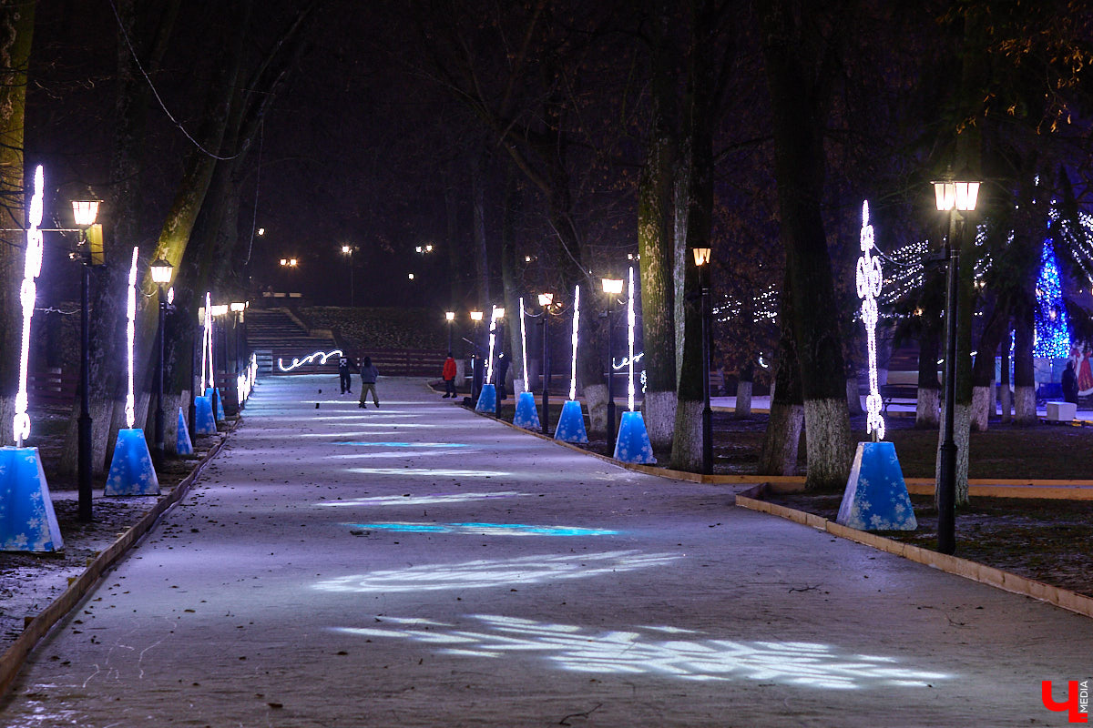 Раз, два, три, ёлочка, гори! Дождались. Главное новогоднее дерево Владимира не без проблем и проволочек, но наконец-то зажглось. На Соборной площади установили светомузыкальную конструкцию с огромным сияющим шатром. Какими еще новинками радует столица 33-го региона накануне зимних торжеств?