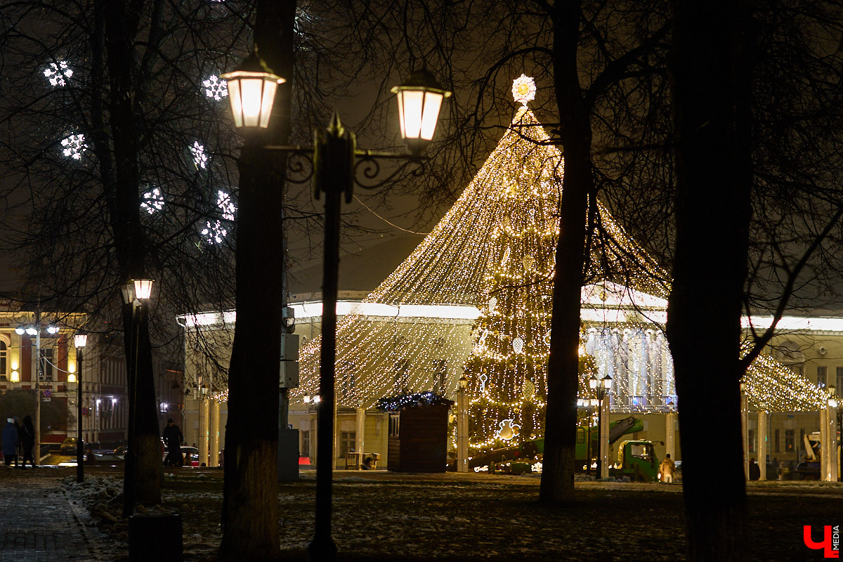 Раз, два, три, ёлочка, гори! Дождались. Главное новогоднее дерево Владимира не без проблем и проволочек, но наконец-то зажглось. На Соборной площади установили светомузыкальную конструкцию с огромным сияющим шатром. Какими еще новинками радует столица 33-го региона накануне зимних торжеств?