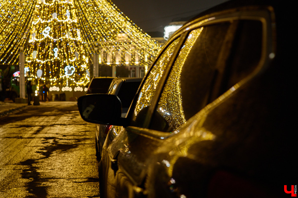 Раз, два, три, ёлочка, гори! Дождались. Главное новогоднее дерево Владимира не без проблем и проволочек, но наконец-то зажглось. На Соборной площади установили светомузыкальную конструкцию с огромным сияющим шатром. Какими еще новинками радует столица 33-го региона накануне зимних торжеств?