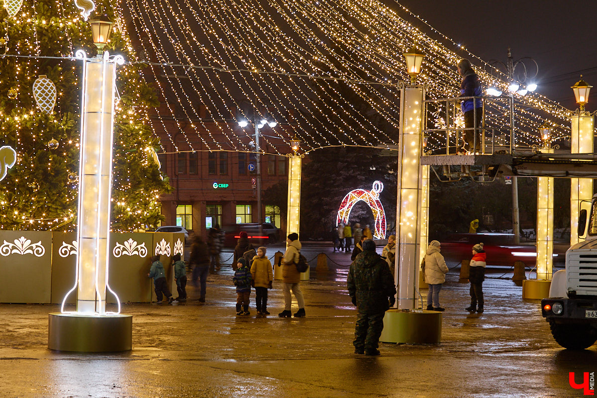 Раз, два, три, ёлочка, гори! Дождались. Главное новогоднее дерево Владимира не без проблем и проволочек, но наконец-то зажглось. На Соборной площади установили светомузыкальную конструкцию с огромным сияющим шатром. Какими еще новинками радует столица 33-го региона накануне зимних торжеств?