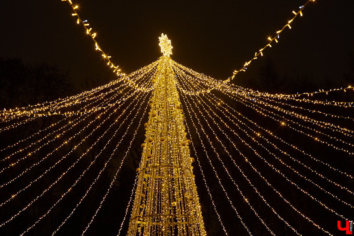 Раз, два, три, ёлочка, гори! Дождались. Главное новогоднее дерево Владимира не без проблем и проволочек, но наконец-то зажглось. На Соборной площади установили светомузыкальную конструкцию с огромным сияющим шатром. Какими еще новинками радует столица 33-го региона накануне зимних торжеств?