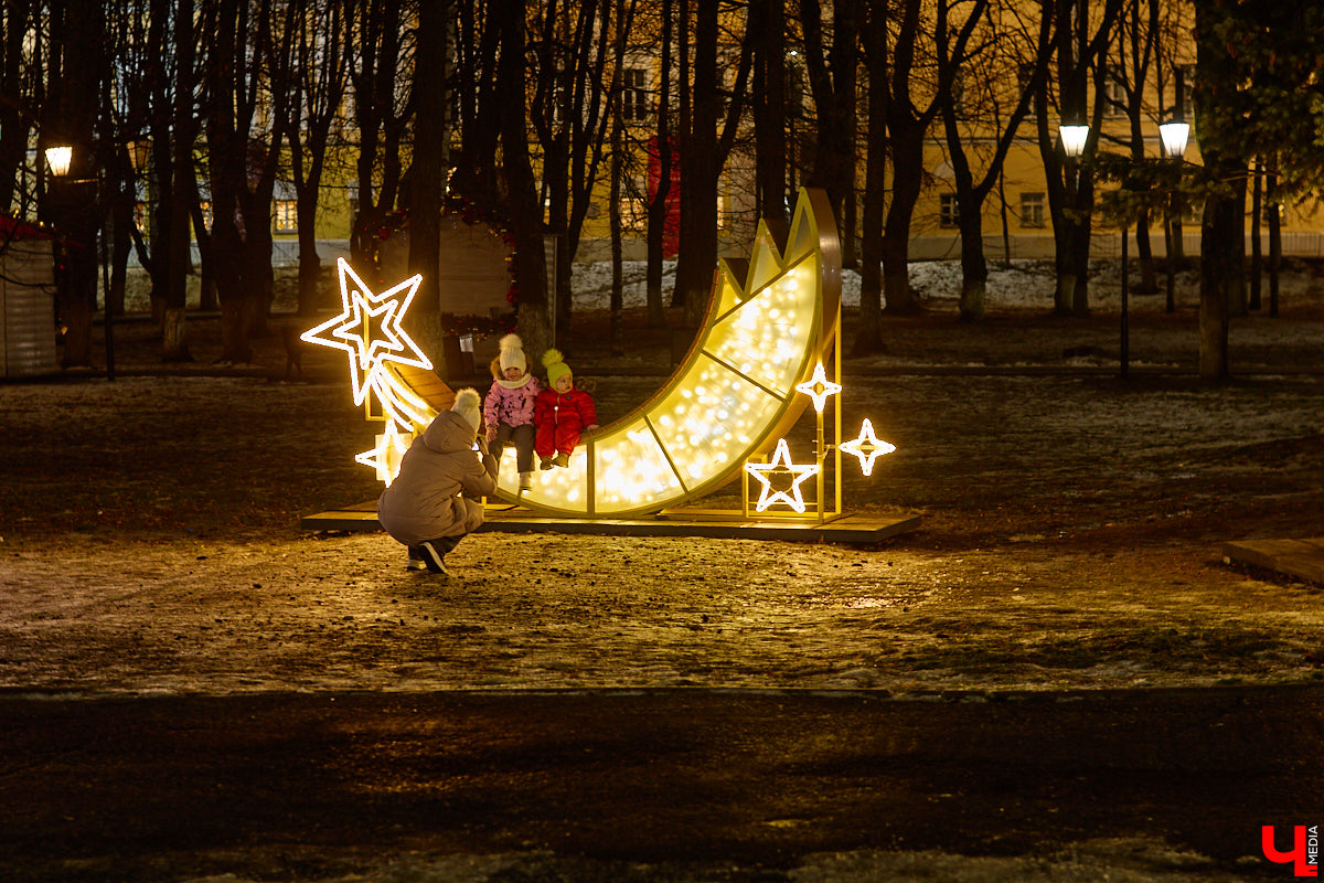 Раз, два, три, ёлочка, гори! Дождались. Главное новогоднее дерево Владимира не без проблем и проволочек, но наконец-то зажглось. На Соборной площади установили светомузыкальную конструкцию с огромным сияющим шатром. Какими еще новинками радует столица 33-го региона накануне зимних торжеств?