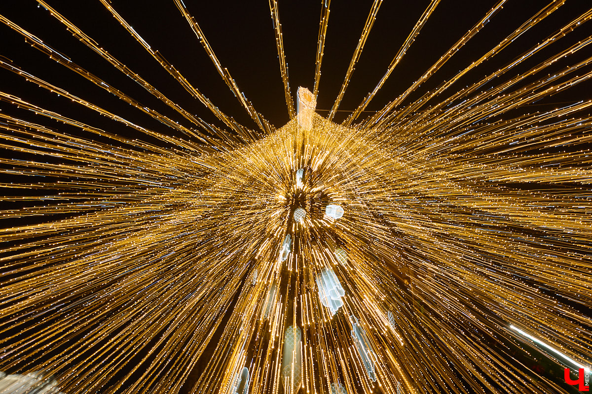 Раз, два, три, ёлочка, гори! Дождались. Главное новогоднее дерево Владимира не без проблем и проволочек, но наконец-то зажглось. На Соборной площади установили светомузыкальную конструкцию с огромным сияющим шатром. Какими еще новинками радует столица 33-го региона накануне зимних торжеств?