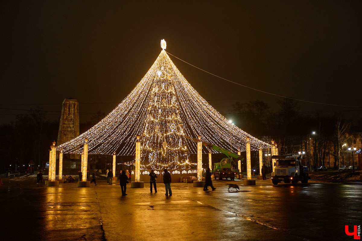 Раз, два, три, ёлочка, гори! Дождались. Главное новогоднее дерево Владимира не без проблем и проволочек, но наконец-то зажглось. На Соборной площади установили светомузыкальную конструкцию с огромным сияющим шатром. Какими еще новинками радует столица 33-го региона накануне зимних торжеств?