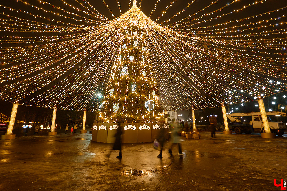 Раз, два, три, ёлочка, гори! Дождались. Главное новогоднее дерево Владимира не без проблем и проволочек, но наконец-то зажглось. На Соборной площади установили светомузыкальную конструкцию с огромным сияющим шатром. Какими еще новинками радует столица 33-го региона накануне зимних торжеств?