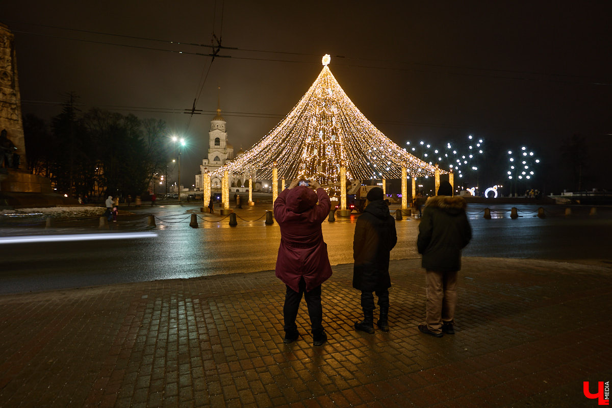 Раз, два, три, ёлочка, гори! Дождались. Главное новогоднее дерево Владимира не без проблем и проволочек, но наконец-то зажглось. На Соборной площади установили светомузыкальную конструкцию с огромным сияющим шатром. Какими еще новинками радует столица 33-го региона накануне зимних торжеств?