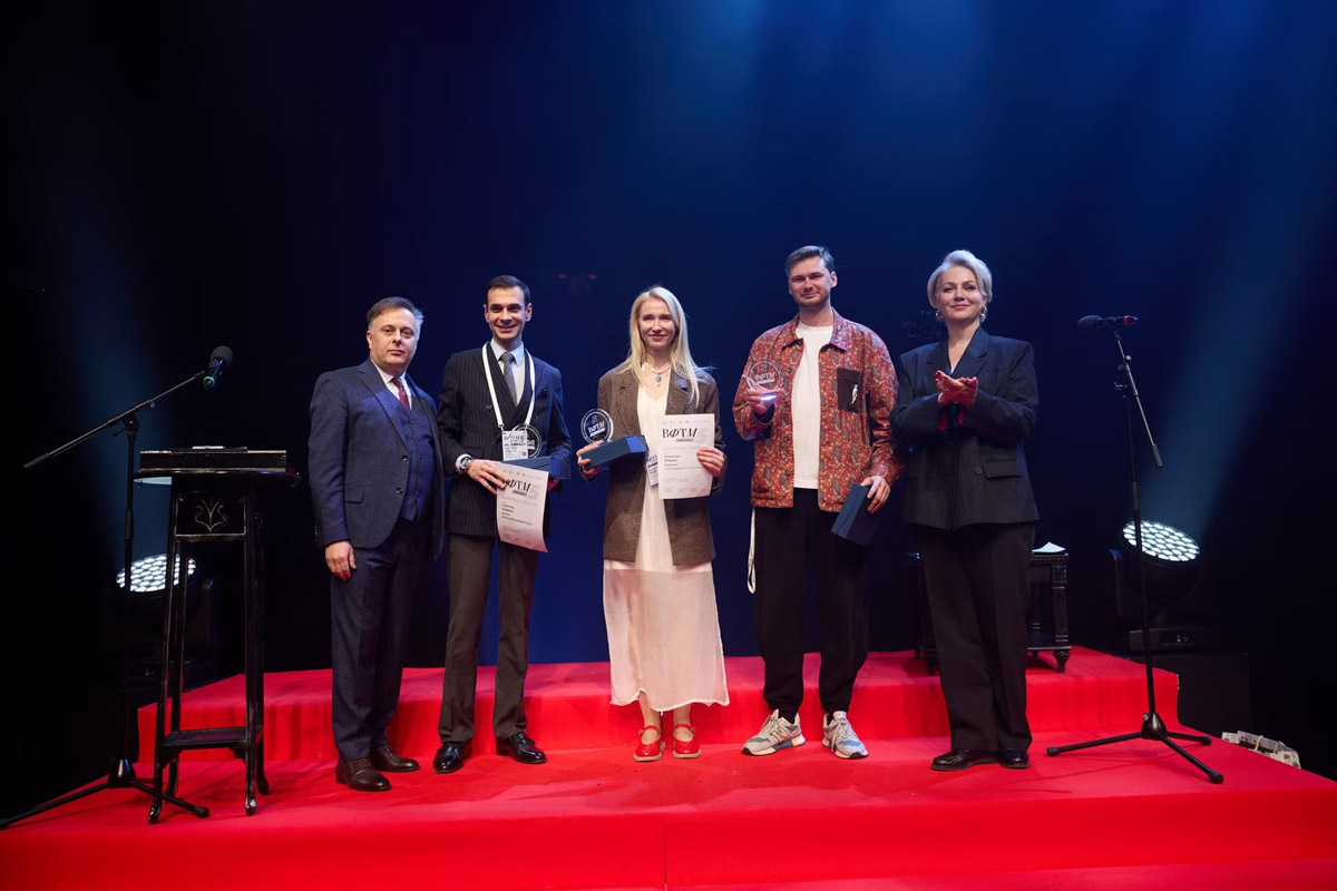 ворческих ребят, создающих искусство посреди поля, заметили и оценили. Сельский театр драмы и комедии в Фомихе удостоен Вахтанговской премии. Дмитрий Максименков представил кейс развития проекта, впечатливший оргкомитет.