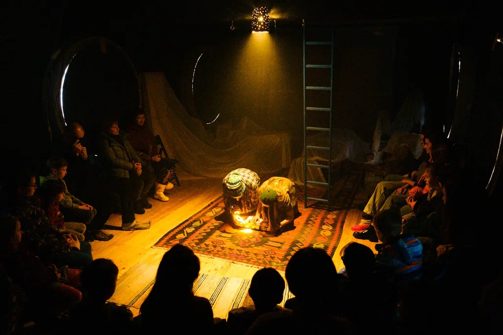 ворческих ребят, создающих искусство посреди поля, заметили и оценили. Сельский театр драмы и комедии в Фомихе удостоен Вахтанговской премии. Дмитрий Максименков представил кейс развития проекта, впечатливший оргкомитет.